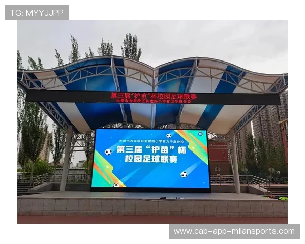 足球联赛在青训扶持中鼓励俱乐部建立家校社联动的成长机制,足球俱乐部和学校合作的模式